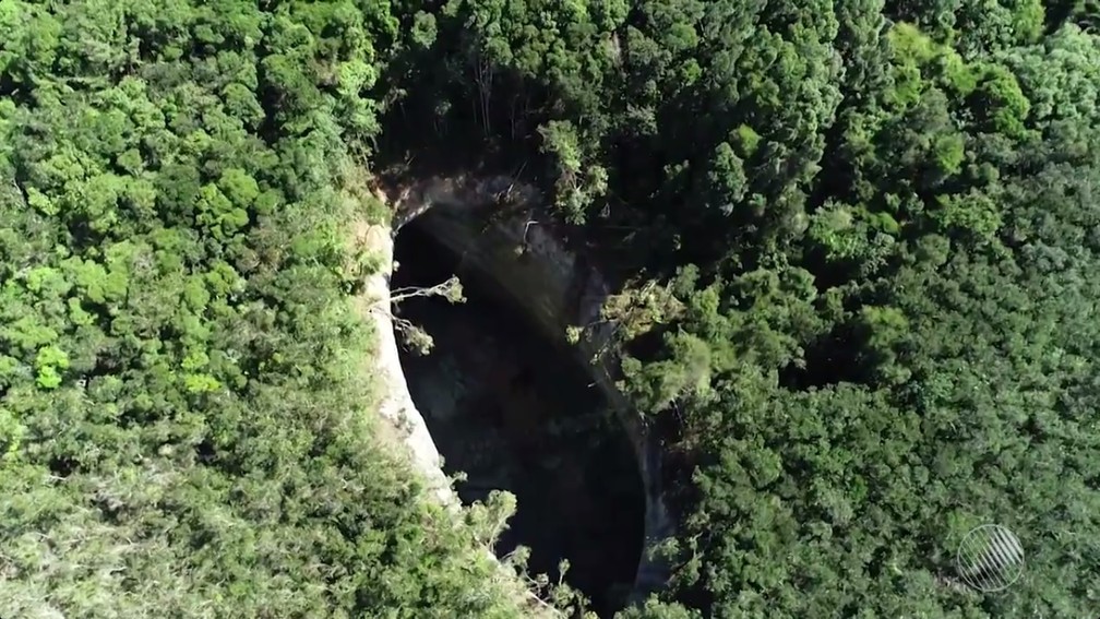 Cratera gigante misteriosa com quase 50 metros de profundidade surgiu na BA. (Foto: Reprodução/TV Bahia)