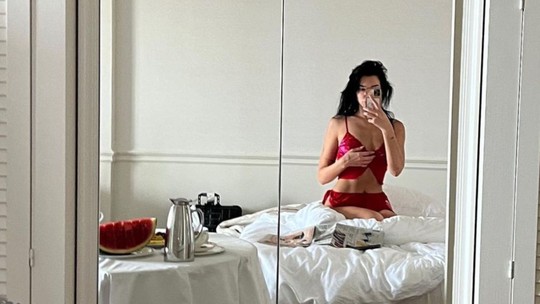 Dua Lipa abre álbum de fotos de viagem a França e posa de lingerie vermelha