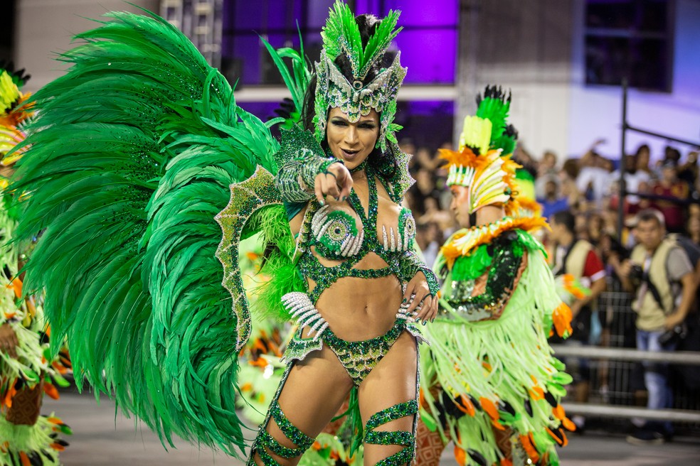 Aline Oliveira é rainha de bateria da Mocidade Alegre — Foto: Fabio Tito/G1