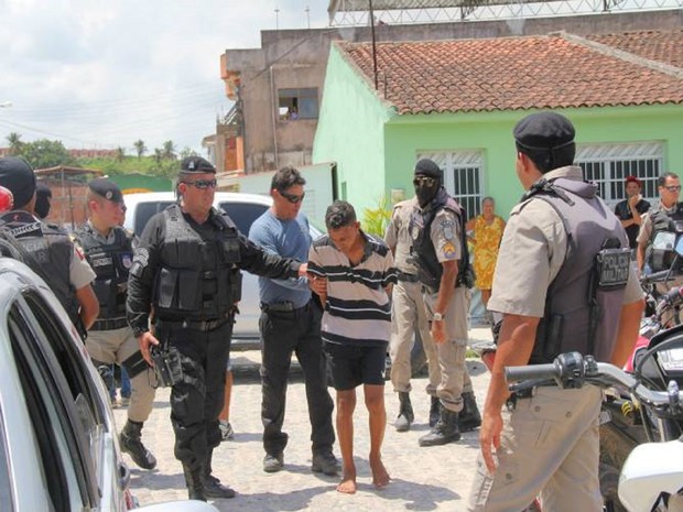 Jayan Késio, o cara da peste, é preso pela polícia durante operação em São Luís do Quitunde (Foto: Severino Carvalho/Gazetaweb.com)