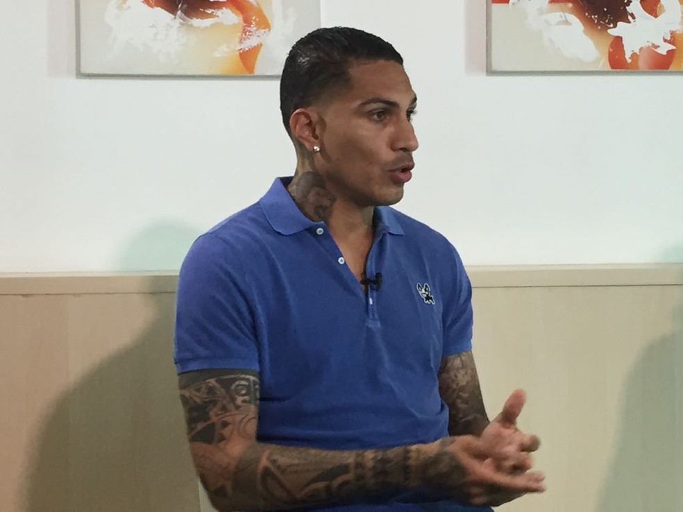 Guerrero segue sem poder jogar pelo Flamengo: atacante peruano está em Lima com a família (Foto: Reprodução 
