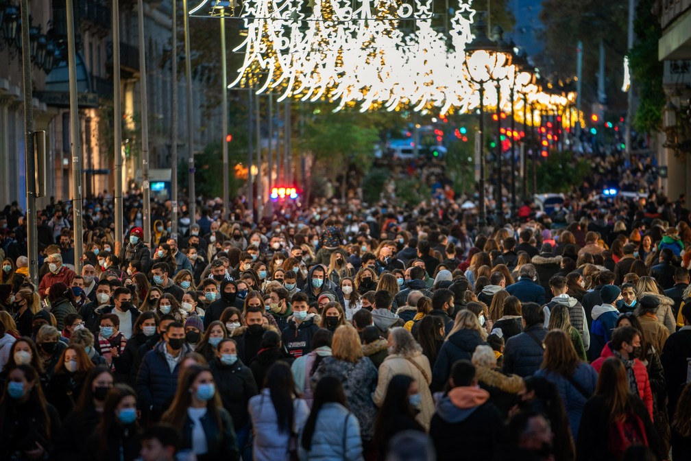 7 de dezembro - Multidão caminha por praça na zona central de Barcelona, na Espanha, muitas delas usando máscaras. O governo espanhol fez um apelo para que a população respeite o distanciamento social voluntariamente durante as festas de fim de ano — Foto: Emilio Morenatti/AP