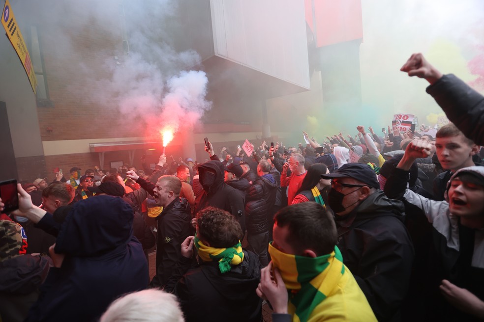 Protesto ocorreu horas antes de clássico contra o Liverpool — Foto: Reuters
