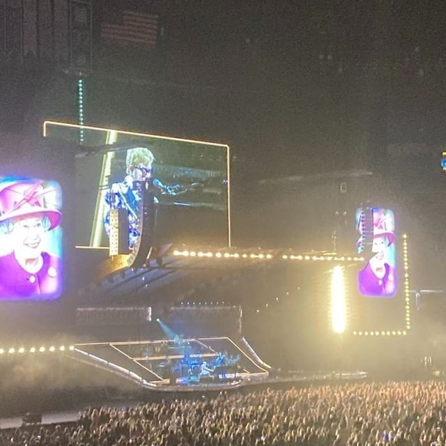 Elton John homenageia a rainha Elizabeth em show em Toronto (Foto: reprodução/instagram/ @jackie__connolly)