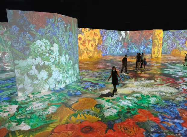 Uma experiência para toda a família, a exposição imersiva permite apreciar as obras do pintor de uma maneira inédita (Foto: Beyond Van Gogh / Divulgação)