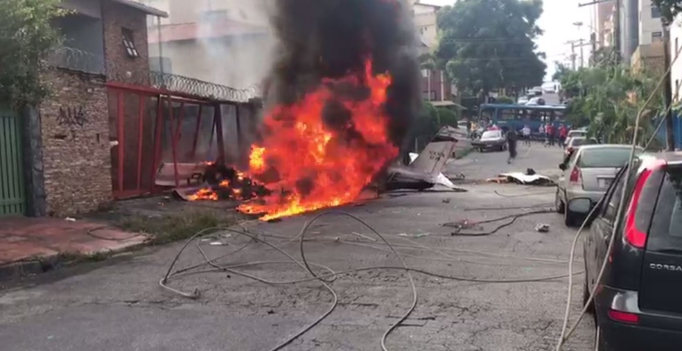 Aeronave pegou fogo e ficou destruÃ­da pelas chamas â€” Foto: Corpo de Bombeiros/DivulgaÃ§Ã£o