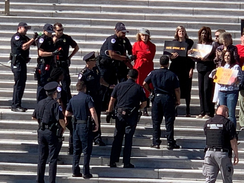 Jane Fonda é presa em protesto de ativistas ambientais em Washington, nos EUA, nesta sexta-feira (11) — Foto: Arlo Hemphill via REUTERS