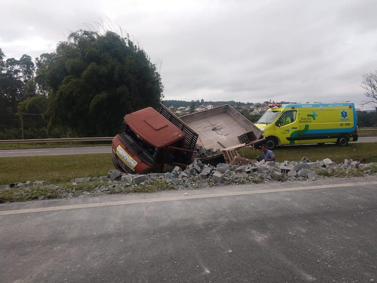 Caminhão carregado com blocos tomba na rodovia Dom Pedro em Atibaia, SP Vale do Paraíba e
