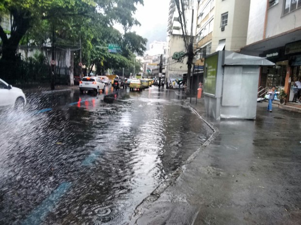 Rua São Clemente, em Botafogo, ficou alagada (Foto: Nicolás Rey/G1)