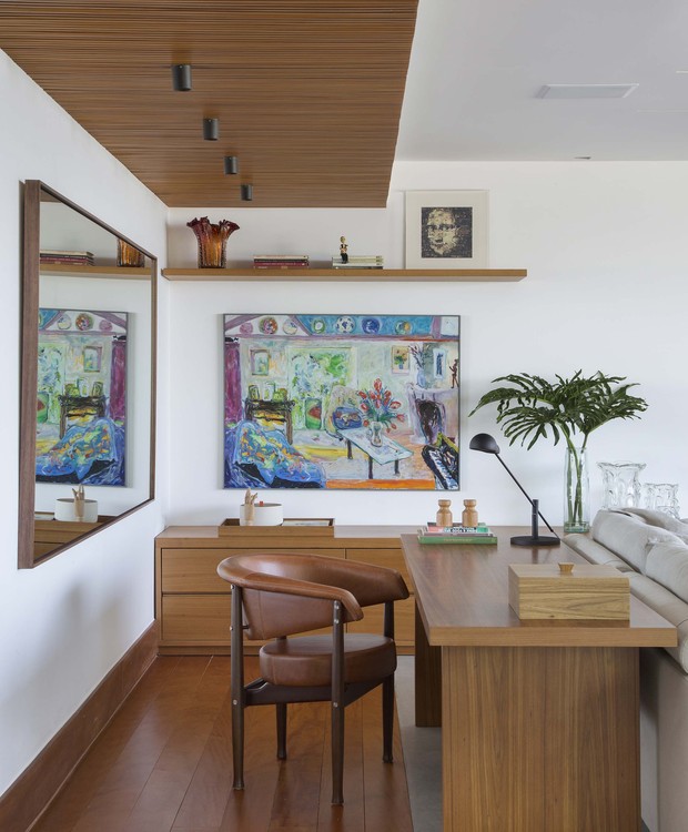HOME OFFICE | Escrivaninha desenhada pela arquiteta Marise Kessel e cadeira Beg é da Arquivo Contemporâneo  (Foto: MCA estúdio/ Divulgação)