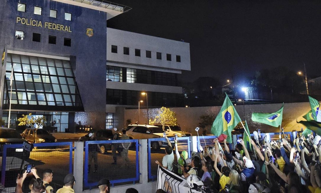 PROTESTO - Manifestantes protestam em frente à Superintendência da PF em Curitiba contra a prisão de ex-presidente Foto:  — Foto: Denis Ferreira / AP