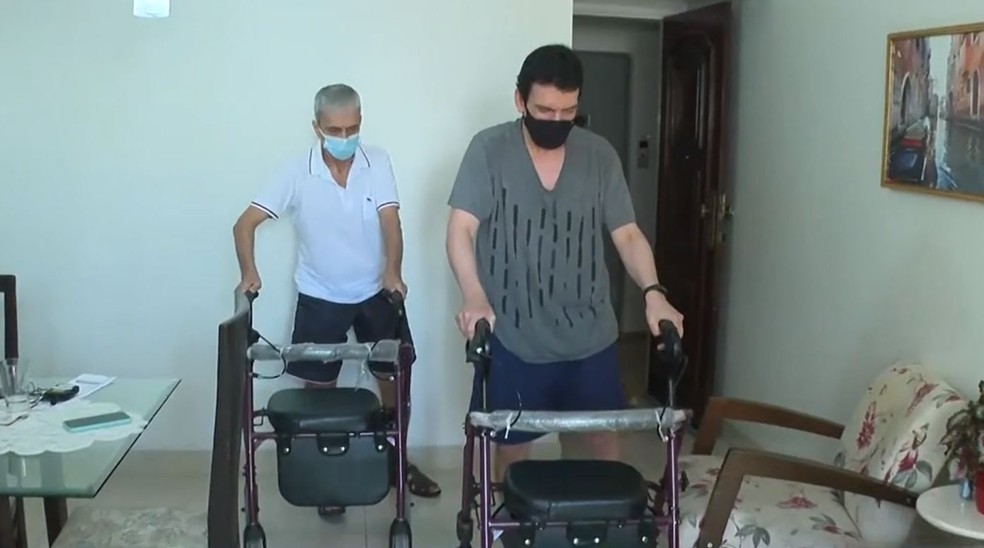 Pai e filho precisam de andador para se locomoverem por causa da síndrome de Machado-Joseph  — Foto: Reprodução/TV Bahia