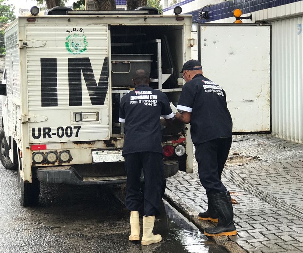 Mulher &eacute; morta dentro de apartamento na Zona Norte do Recife (Foto: Cacyone Gomes/TV Globo)
