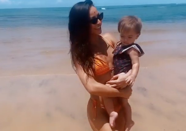 Sabrina Sato curte dia de praia com Zoe (Foto: Reprodução/Instagram)