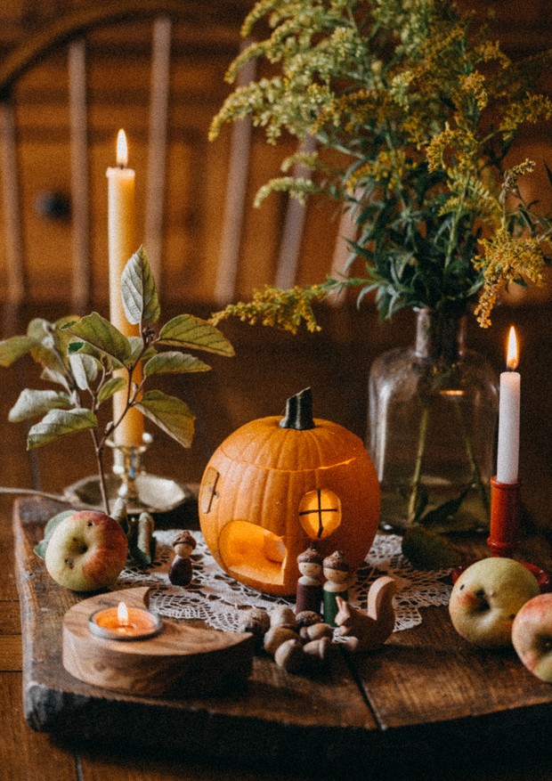 Halloween Set Up on a Wooden Dining Table (Foto: Getty Images)