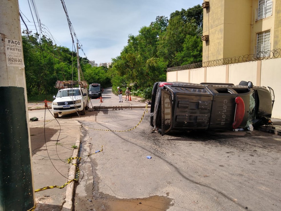 Carro capotou após bater em poste — Foto: Luiz Vieira/TVCA
