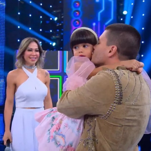 Arthur Aguiar com a mulher, Maíra Cardi, e a filha, Sophia, no palco do Domingão (Foto: TV Globo)