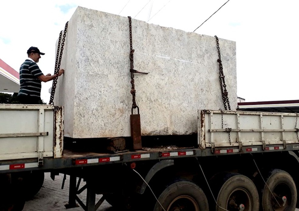 Carretas com granito são apreendidas em posto da PRF na BR-230 (Foto: Divulgação/ Secom-PB)