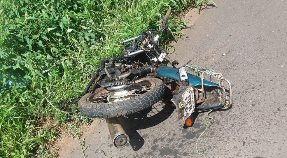 ApÃ³s o acidente, motocicleta ficou completamente destruÃ­da na BR-010 â Foto: DivulgaÃ§Ã£o/PRF