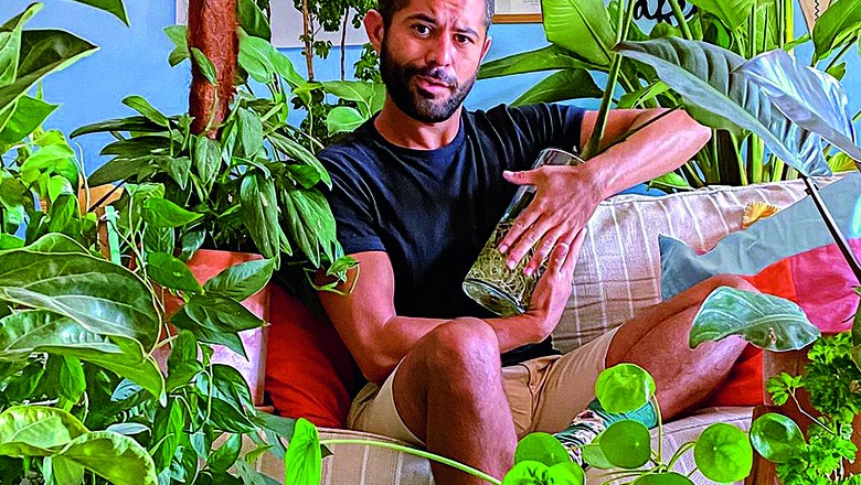Daniel Virgnio, considerado um plant influencer, ganhou de mais de 70 mil seguidores no Instagram nos dois primeiros meses de pandemia (Foto: Reprodução/Cafofo do Dani/ Instagram)