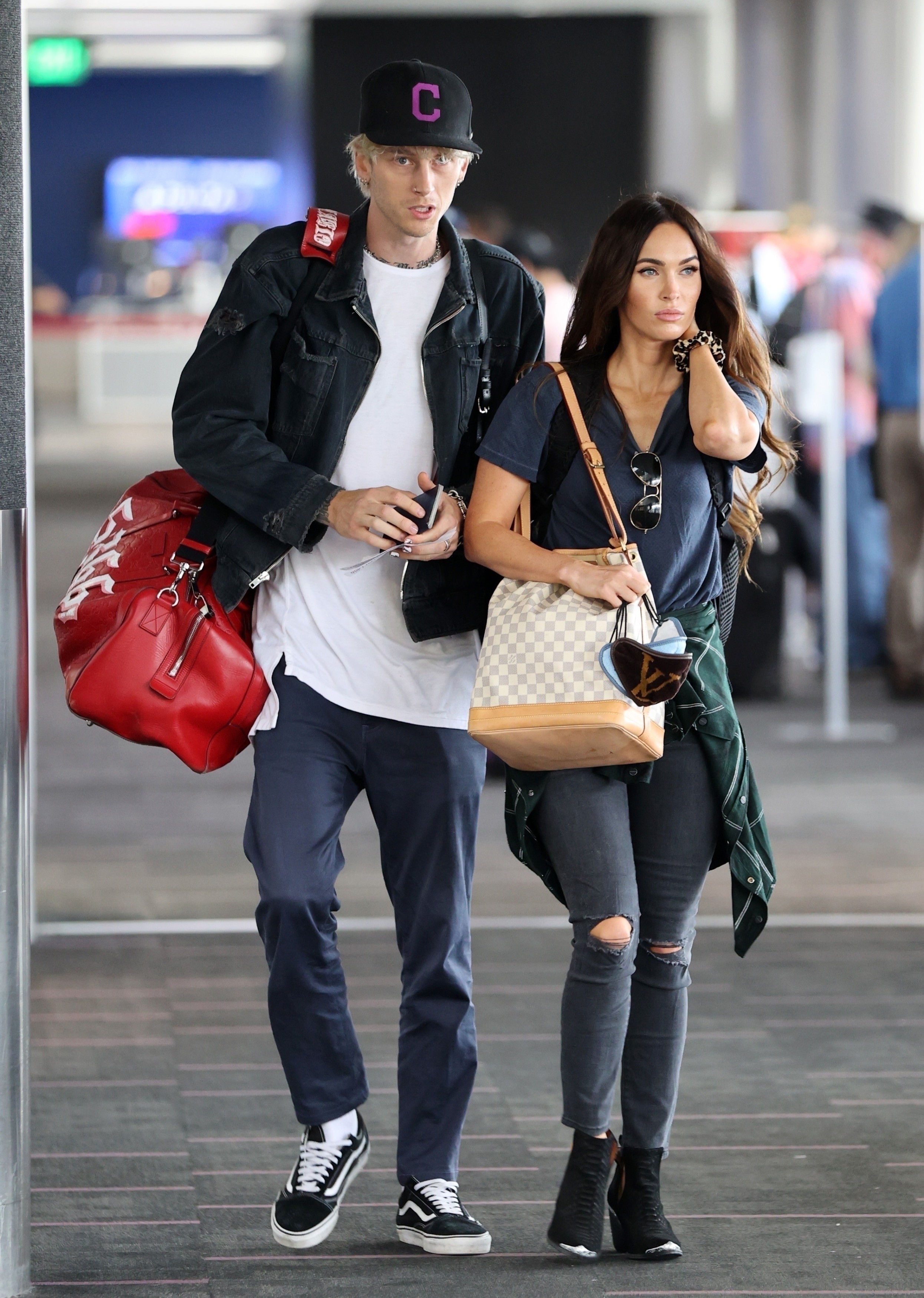 Machine Gun Kelly e Megan Fox são vistos juntos em aeroporto (Foto: The Grosby Group)
