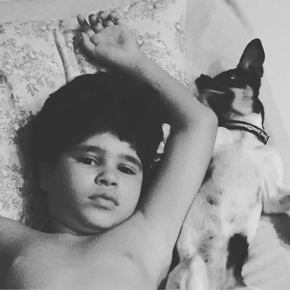 Cadu tem carinho retribuÃ­do na hora de brincar â Foto: Carline Nogueira/Arquivo pessoal