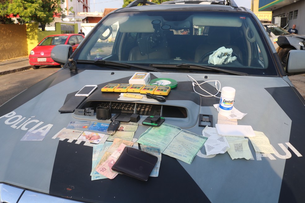 Com o suspeito foram encontrados cartões de crédito clonados, celulares e dinheiro — Foto: Gil Oliveira/TV Clube