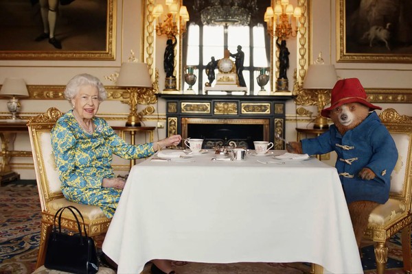 A rainha Elizabeth II com o urso Paddington em esquete especial do Jubileu de Platina (Foto: Divulgação)