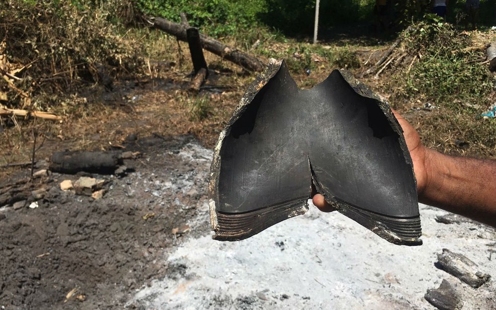 Morador diz que objeto caiu do céu após clarão  (Foto: Juliana Almirante / G1)