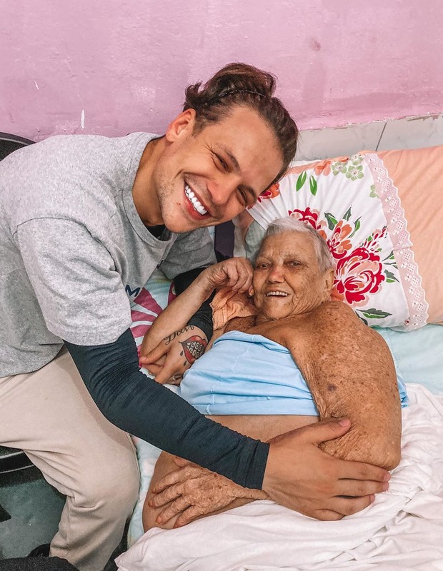 Saulo Pôncio e a avó (Foto: Reprodução/Instagram)