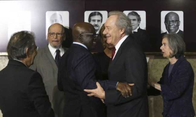 Joaquim Barbosa e Ricardo Lewandowsky inauguram suas fotos em painel de ex-presidentes do STF (Foto: Ailton Freitas / Agência O Globo)