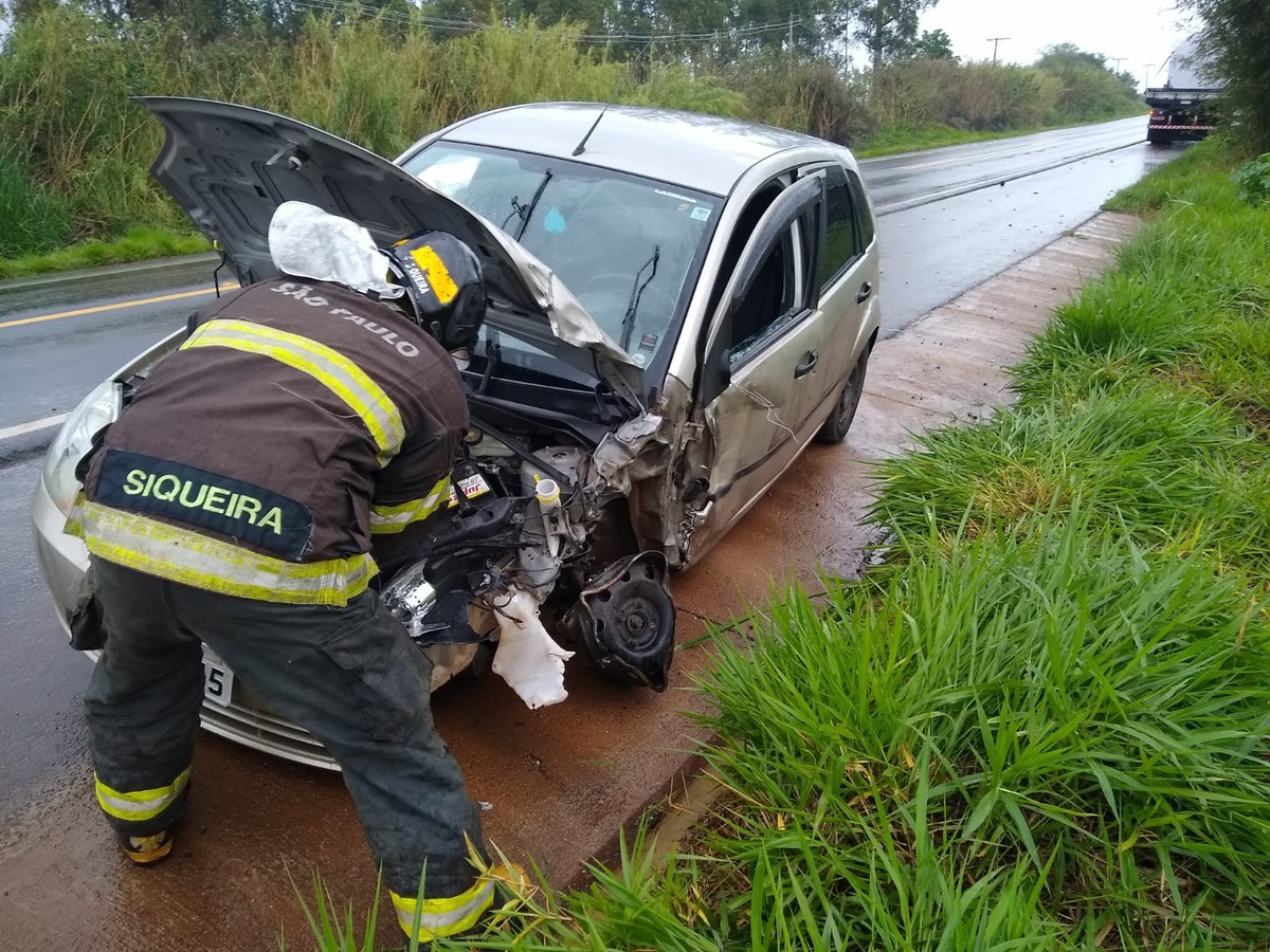 Batida Entre Carro E Dois Caminhões Deixa Mulher Ferida Em Rodovia De Paranapanema 0943