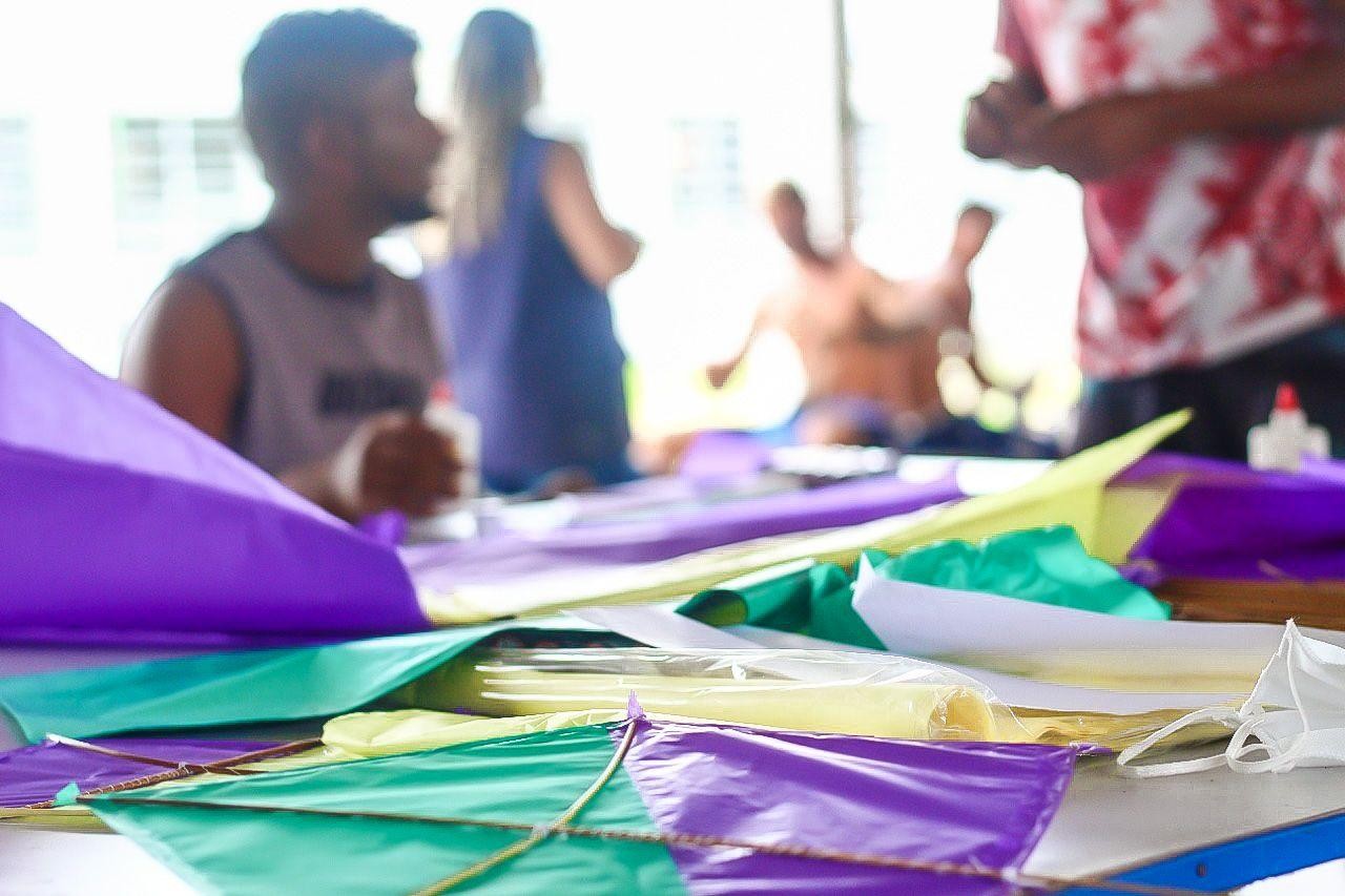 Oficina ensina a fabricar pipas e promove evento colorido em Maceió