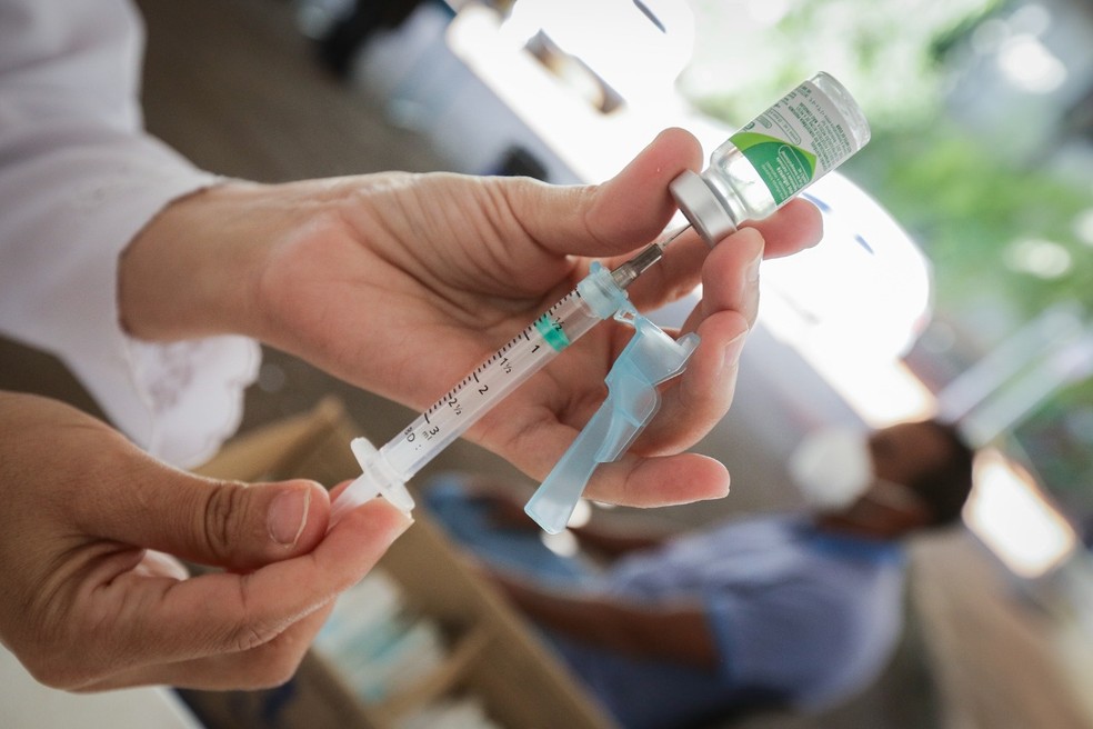 Profissional da saúde prepara dose de vacina contra gripe — Foto: Geovana Albuquerque/Agência Saúde-DF