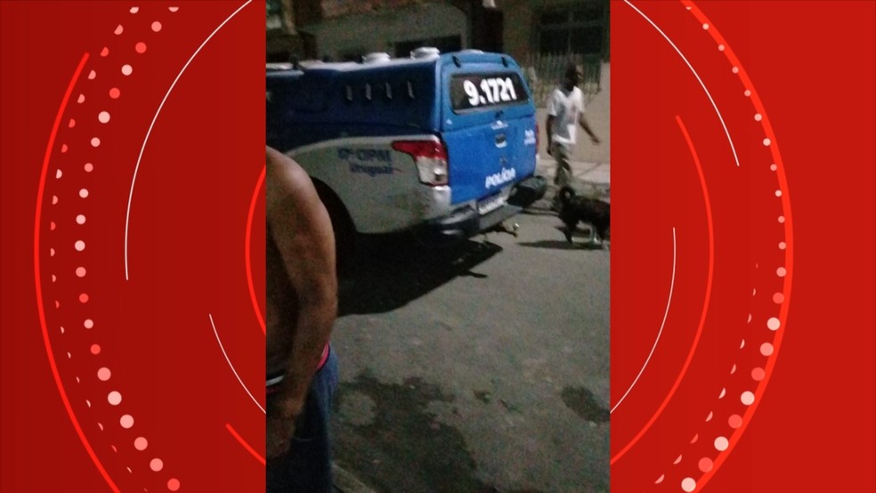 Moradores registraram imagem da viatura dos policiais envolvidos na ação em Massaranduba — Foto: Redes sociais 