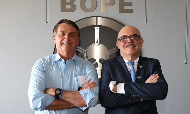 O presidente Jair Bolsonaro e o ministro Milton Ribeiro em visita ao Bope