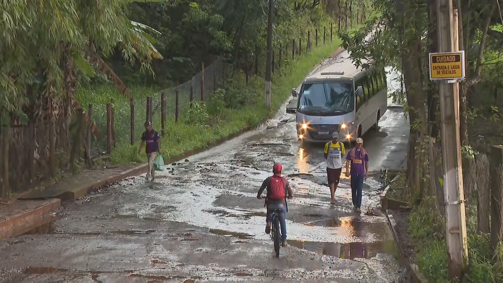Acesso ao distrito de Casa Branca, em Brumadinho, está cheio de buracos — Foto: Reprodução/TV Globo