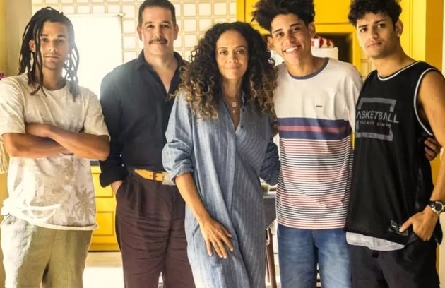 A segunda família de Tenório, formada por Zuleica e os filhos, Marcelo, Renato e Roberto, é negra na nova versão da novela (Foto: Reprodução)