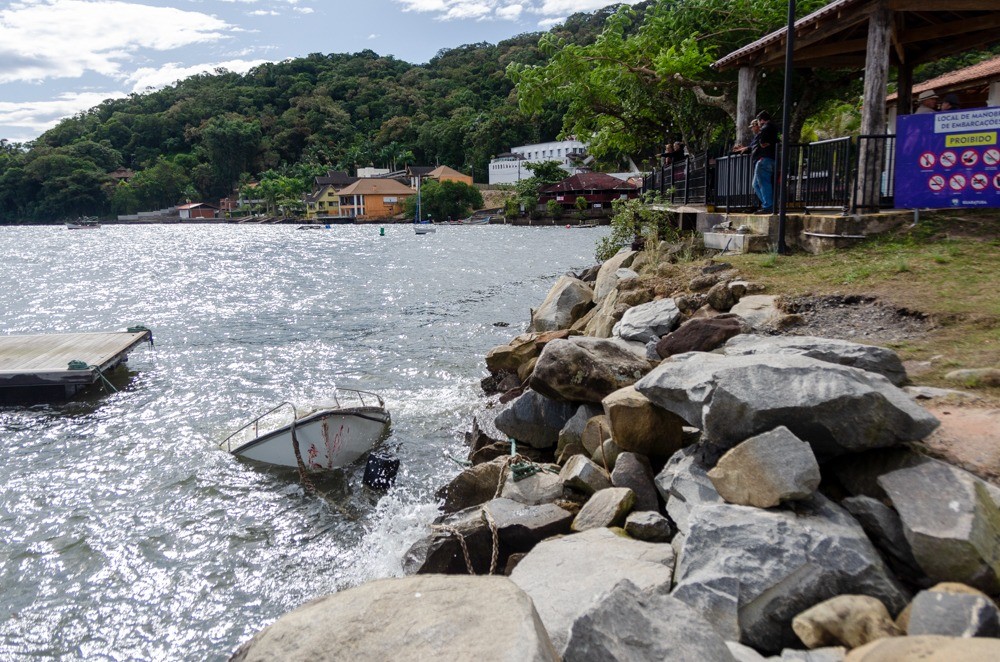 Fortes rajadas de vento afundam embarcação e ponte em Guaratuba, diz prefeitura; VÍDEO E FOTOS