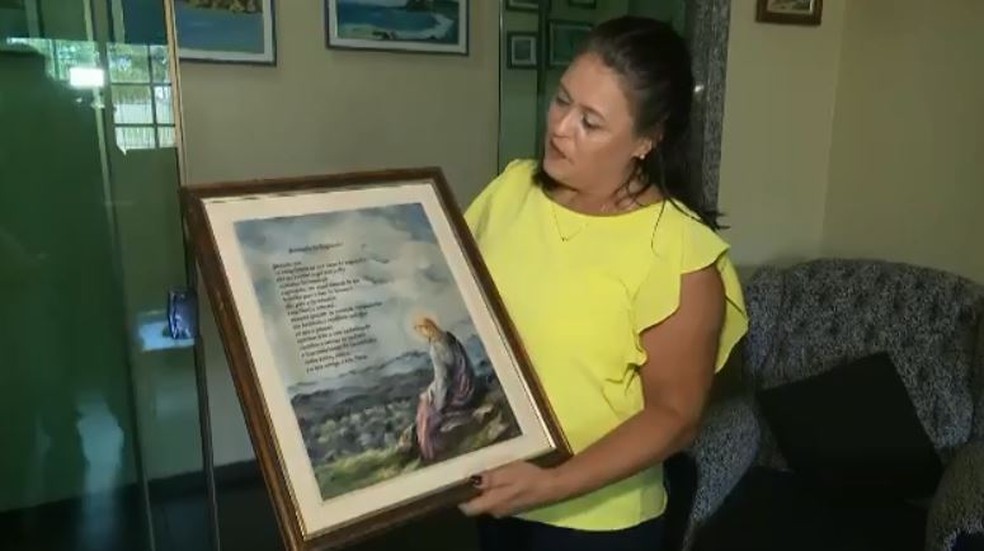 Filha mostra tela que mãe deu de presente à ela  (Foto: Reprodução/Rede Amazônica Acre)