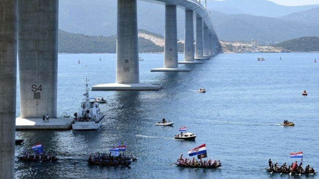 Embarcações croatas participaram da inauguração da ponte (Foto: GETTY IMAGES (via BBC))