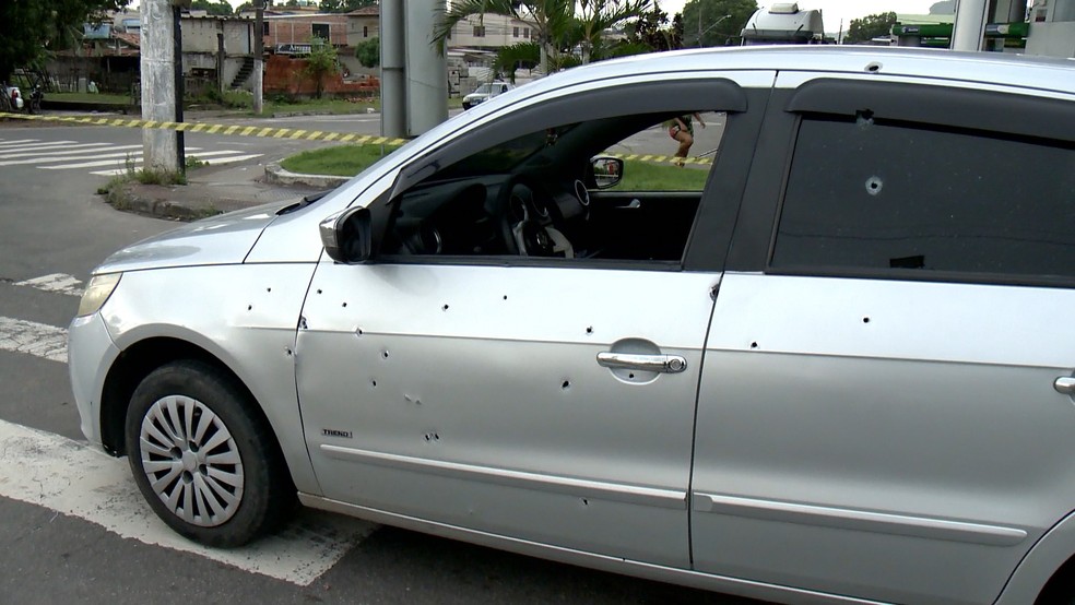 Carro atingido por vários tiros em Vila Velha, Grande Vitória, ES — Foto: Reprodução/Redes sociais