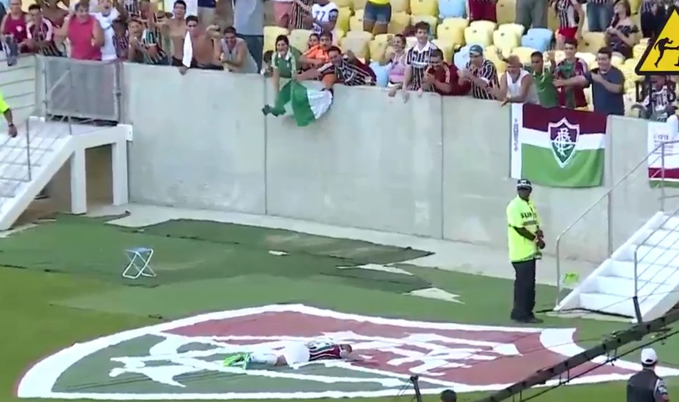 Marcos JÃºnior abraÃ§a escudo do Fluminense em comemoraÃ§Ã£o (Foto: ReproduÃ§Ã£o)