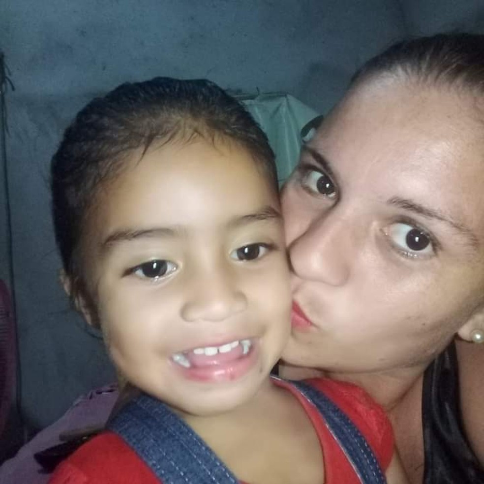 Mãe e filha morreram soterradas durante deslizamento em Manaus. — Foto: Divulgação