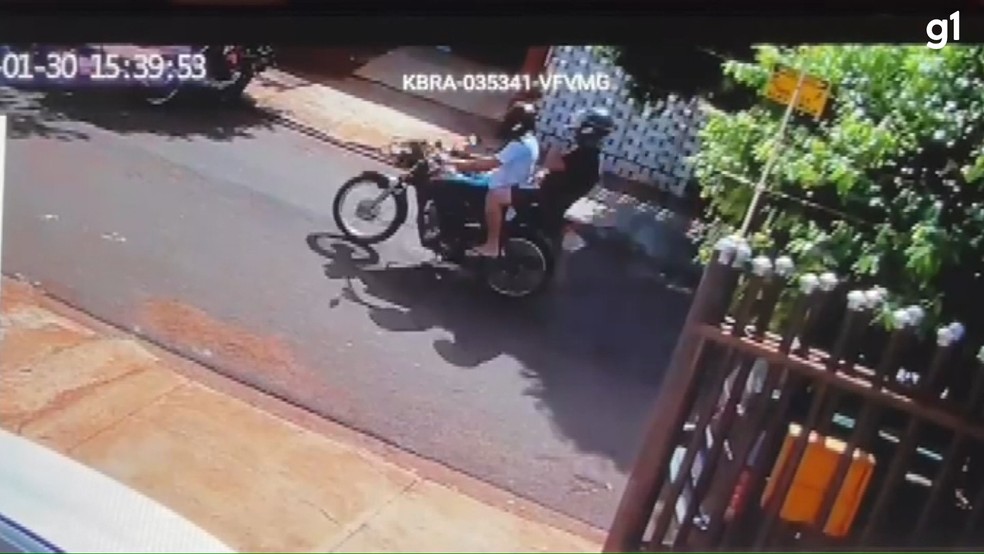 Homens responsáveis pelo crime fugiram em moto — Foto: Polícia Civil