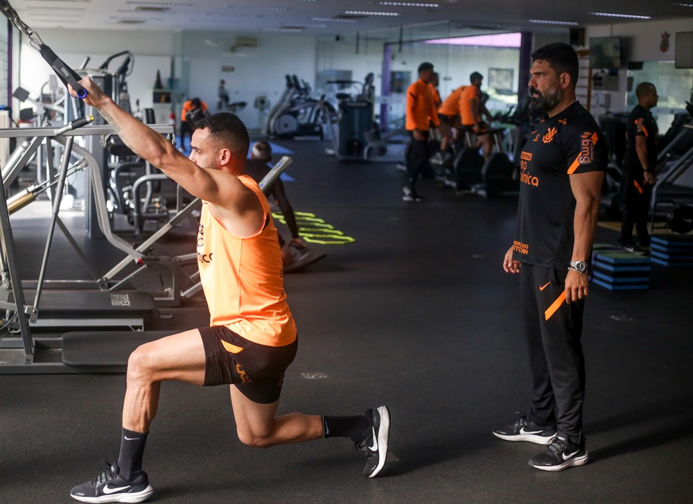 Fisioterapeuta compara situação de Renato Augusto à Sérgio Ramos e explica a demora na recuperação do jogador