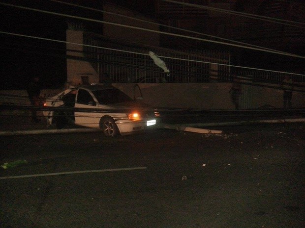 Carro atingiu e derrubou três postes na Av. Wilson Mendes (Foto: Gustavo Garcia / G1)