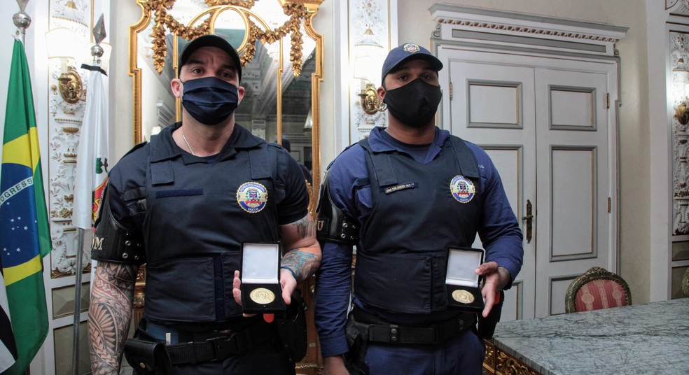 Guardas municipais receberam medalha de honra ao m&eacute;rito em Santos, SP &mdash; Foto: Susan Hortas/Prefeitura de Santos