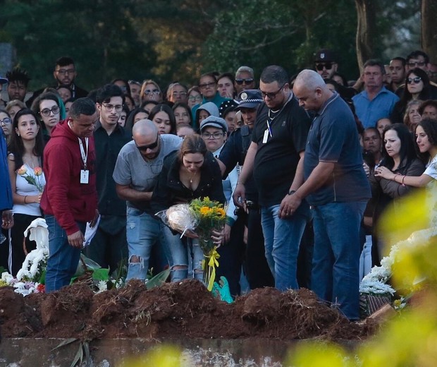 Isabela Tibcherani se despede de Rafael Miguel em enterro (Foto: QUEM)