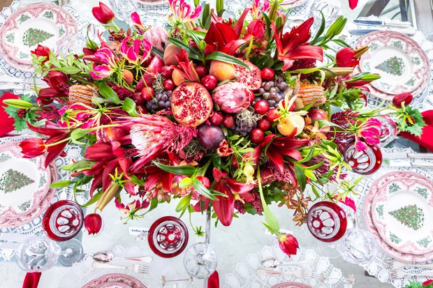 Aprenda a montar uma mesa de natal diferente com flores e frutas (Foto: Douglas Daniel)
